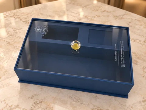 Caixa azul com tampa transparente personalizada e puxador dourado