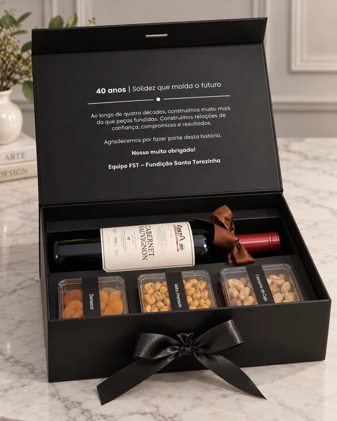 Caixa FST aberta com vinho, damascos, milho e castanhas
